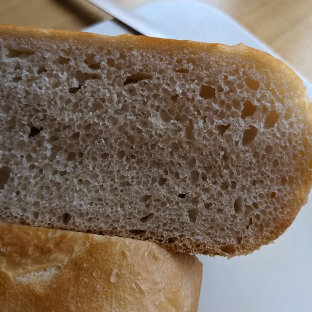 まな板の上で食パン風炊飯器パンを半分に切った断面の様子