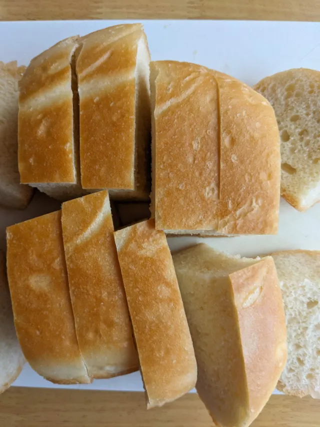 まな板の上で冷ました超熟食パン風の炊飯器パンを切り分けている様子